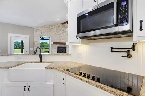 Kitchen - 516 Spring Town Rd, Van Alstyne, TX 75495 photo 3 of 4