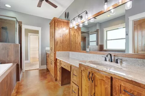 Bath - 516 Spring Town Rd, Van Alstyne, TX 75495 photo 1 of 3