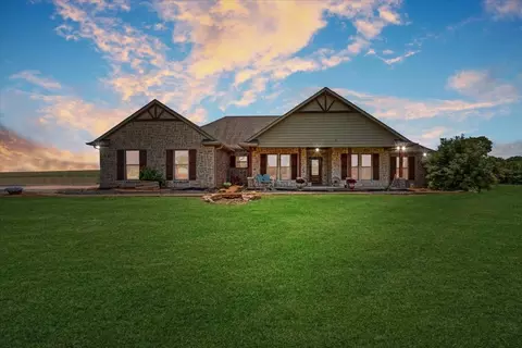 Exterior - 516 Spring Town Rd, Van Alstyne, TX 75495 photo 2 of 9