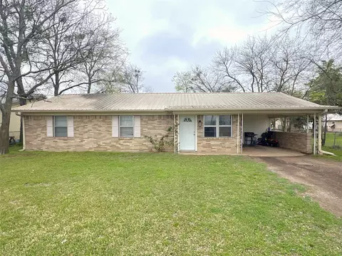 302 Sayle St, Cumby, TX 75433