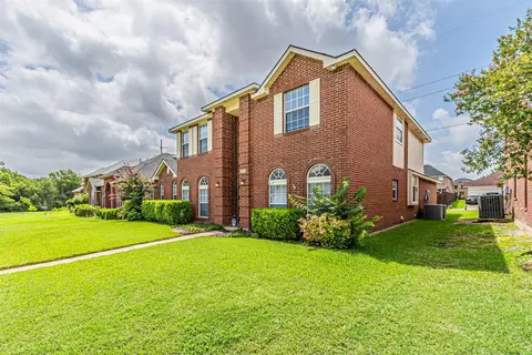 Exterior - 1018 Sumner Dr, Mesquite, TX 75149 photo 4 of 9