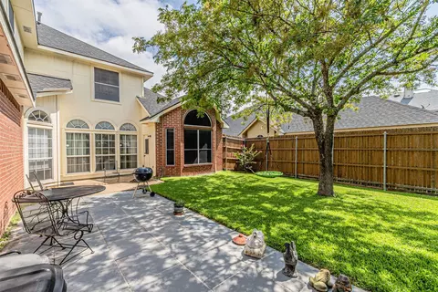 Exterior - 1018 Sumner Dr, Mesquite, TX 75149 photo 5 of 9