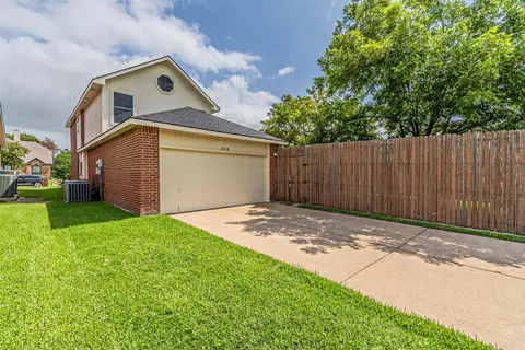 Exterior - 1018 Sumner Dr, Mesquite, TX 75149 photo 2 of 9