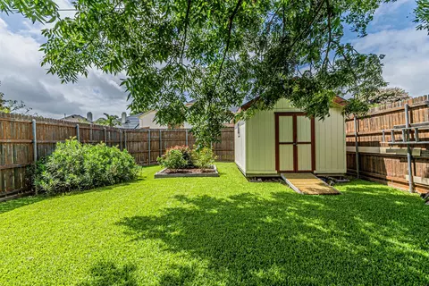 Exterior - 1018 Sumner Dr, Mesquite, TX 75149 photo 6 of 9