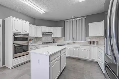 Kitchen - 1018 Sumner Dr, Mesquite, TX 75149 photo 2 of 4