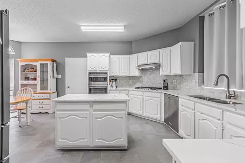 Kitchen - 1018 Sumner Dr, Mesquite, TX 75149 photo 3 of 4