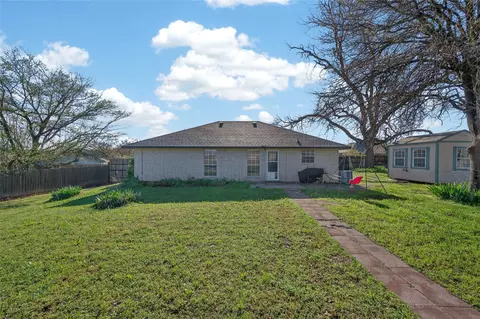 Exterior - 420 Robert Dr, Springtown, TX 76082 photo 2 of 10