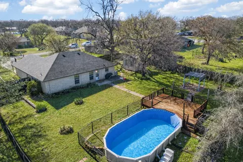 Exterior - 420 Robert Dr, Springtown, TX 76082 photo 8 of 10
