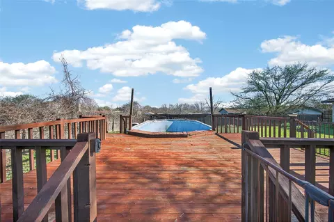 Exterior - 420 Robert Dr, Springtown, TX 76082 photo 7 of 10
