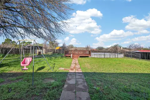 Exterior - 420 Robert Dr, Springtown, TX 76082 photo 3 of 10