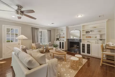 6338 Town Hill Ln, Dallas, TX 75214