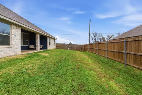 Exterior - 972 Sam St, Springtown, TX 76082 photo 4 of 6