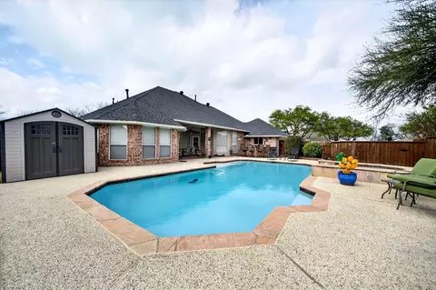 130 Meadow Glen Ln, Ovilla, TX 75154
