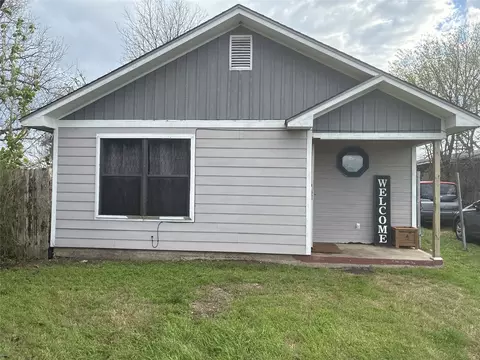 402 E Spruce St, West, TX 76691