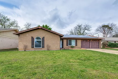 813 Prestwick St, Bedford, TX 76022