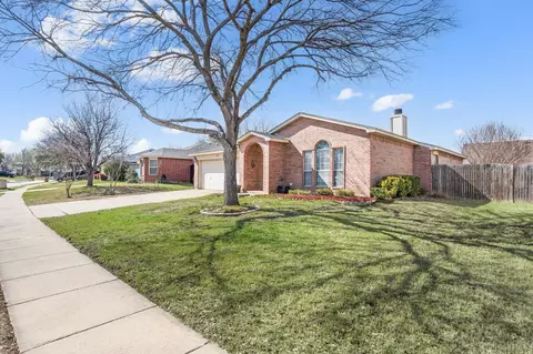 400 Candlestick Trl, Saginaw, TX 76179