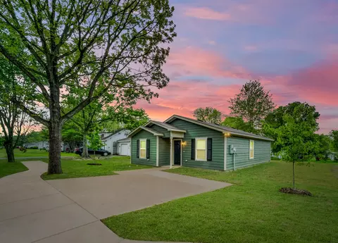 921 W 9th St, Bonham, TX 75418