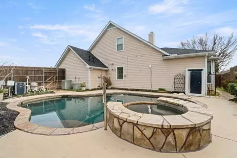 Exterior - 2412 Aramic Ct, Arlington, TX 76001 photo 3 of 4