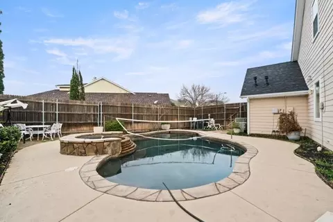 Exterior - 2412 Aramic Ct, Arlington, TX 76001 photo 2 of 4