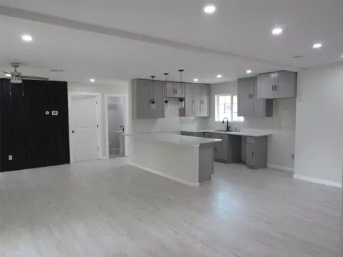 Living - 321 Crescent Dr, Hewitt, TX 76643 photo 5 of 7