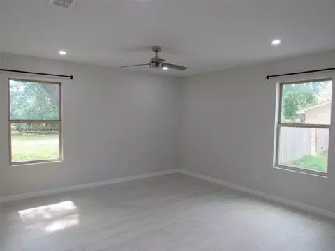 Living - 321 Crescent Dr, Hewitt, TX 76643 photo 6 of 7
