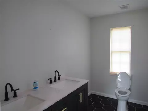 Bath - 321 Crescent Dr, Hewitt, TX 76643 photo 1 of 5