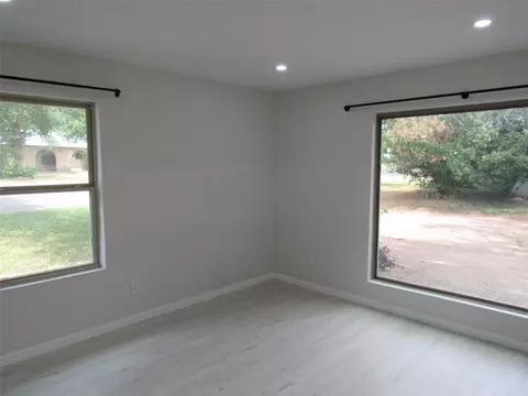 Living - 321 Crescent Dr, Hewitt, TX 76643 photo 7 of 7