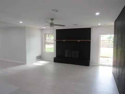 Living - 321 Crescent Dr, Hewitt, TX 76643 photo 1 of 7