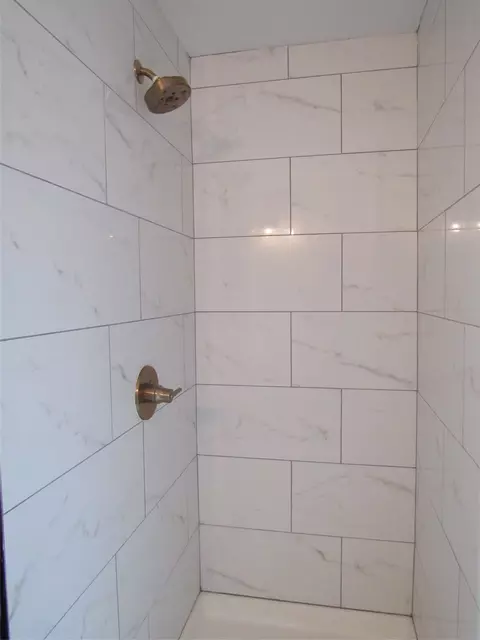 Bath - 321 Crescent Dr, Hewitt, TX 76643 photo 4 of 5
