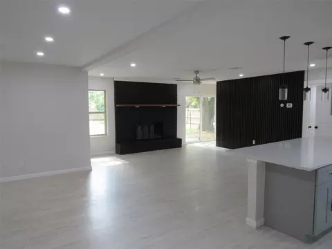 Living - 321 Crescent Dr, Hewitt, TX 76643 photo 2 of 7