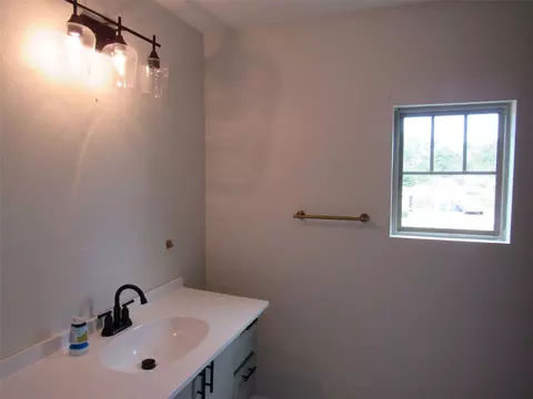 Bath - 321 Crescent Dr, Hewitt, TX 76643 photo 3 of 5