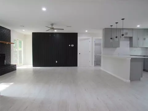 Living - 321 Crescent Dr, Hewitt, TX 76643 photo 3 of 7