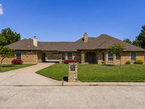 813 Shady Creek Dr, Kennedale, TX 76060