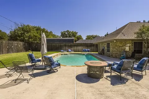 813 Shady Creek Dr, Kennedale, TX 76060