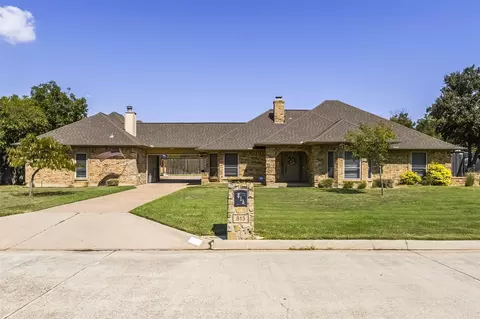 813 Shady Creek Dr, Kennedale, TX 76060