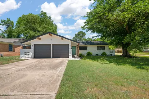 600 Meadowcrest Dr, Crowley, TX 76036
