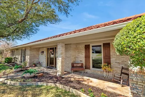 1111 Berkshire Ct, Trophy Club, TX 76262