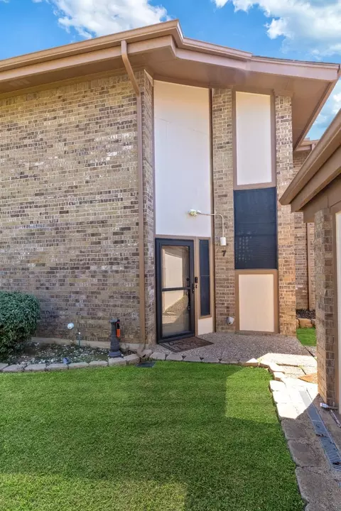 7 Dewberry Ct, Bedford, TX 76021