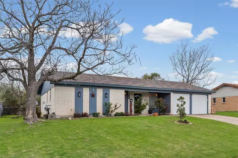 3900 Cresthill Rd, Benbrook, TX 76116