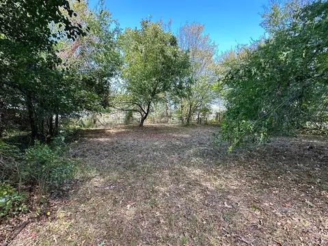 1306 S 5th St, Bonham, TX 75418