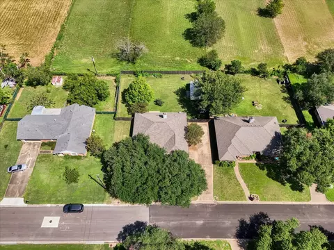 View/Area - 232 Crescent, Hewitt, TX 76643 photo 2 of 4