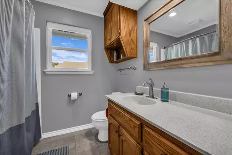 Bath - 232 Crescent, Hewitt, TX 76643 photo 1 of 3