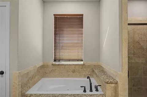 Bath - 1041 Tex Ln, Springtown, TX 76082 photo 3 of 5