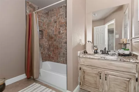 Bath - 3410 Juniper Ct, Rowlett, TX 75088 photo 2 of 5