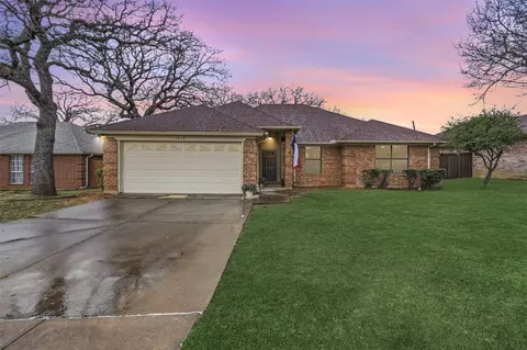 1916 Canterbury Cir, Fort Worth, TX 76112