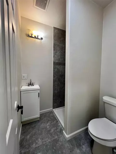 Bath - 309 E Pine St, Jacksboro, TX 76458 photo 2 of 2