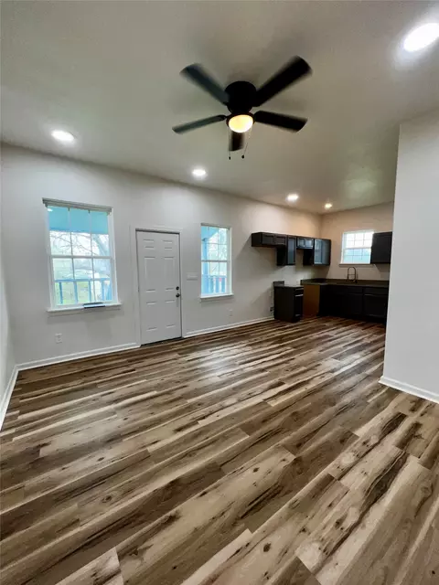 Living - 309 E Pine St, Jacksboro, TX 76458 photo 2 of 3