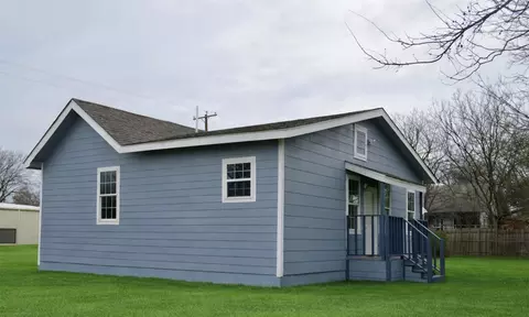 Exterior - 309 E Pine St, Jacksboro, TX 76458 photo 2 of 3