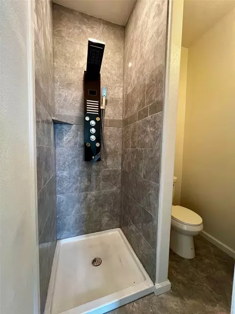 Bath - 309 E Pine St, Jacksboro, TX 76458 photo 1 of 2