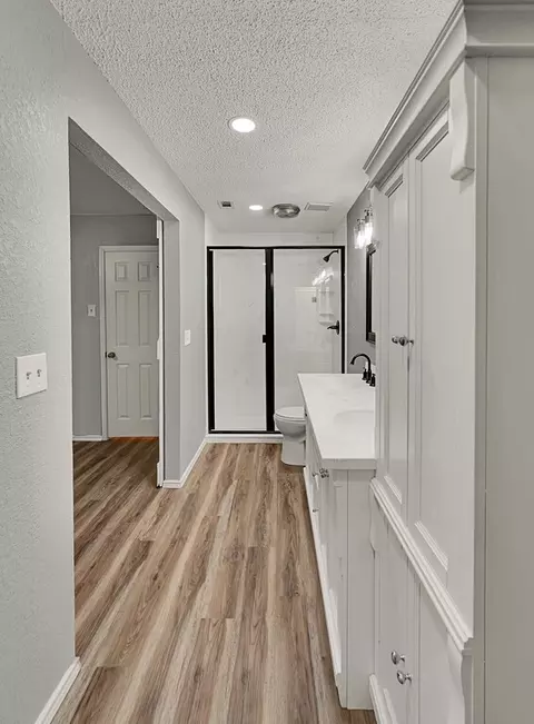 Bath - 233 Thompson Cir, Lorena, TX 76655 photo 2 of 5
